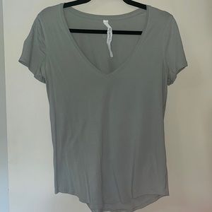 Lululemon V Neck T Shirt size 4 Sage Green